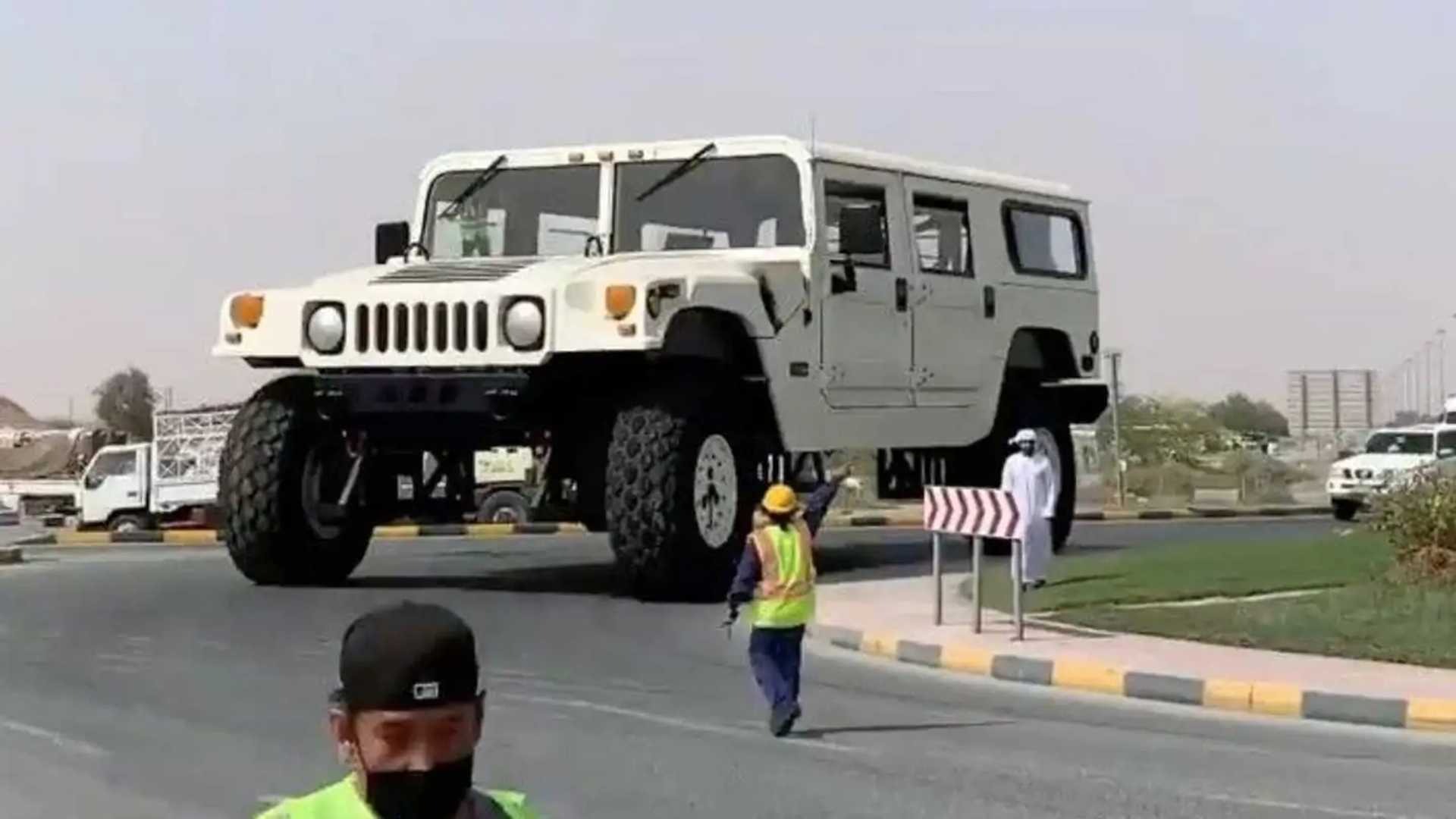خودنمایی «شیخ رنگین‌کمان» با غول‌پیکرترین هامر دنیا
